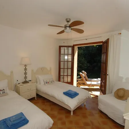 Sleeps 6 Pool Air Con Wifi